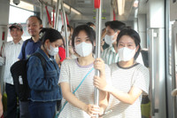 Người dân háo hức trải nghiệm tàu metro Nhổn- Ga Hà Nội ngày đầu vận hành