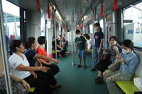 Người dân háo hức trải nghiệm tàu metro Nhổn- Ga Hà Nội ngày đầu vận hành