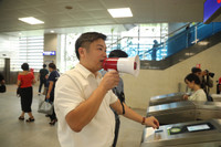 Người dân háo hức trải nghiệm tàu metro Nhổn- Ga Hà Nội ngày đầu vận hành