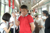 Người dân háo hức trải nghiệm tàu metro Nhổn- Ga Hà Nội ngày đầu vận hành