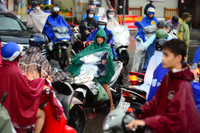 Mưa xối xả giờ cao điểm sáng, đường phố Hà Nội tắc nghẽn