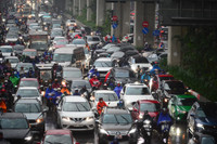 Mưa xối xả giờ cao điểm sáng, đường phố Hà Nội tắc nghẽn