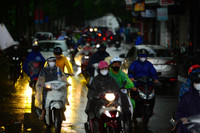 Mưa xối xả giờ cao điểm sáng, đường phố Hà Nội tắc nghẽn