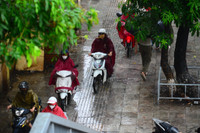 Mưa xối xả giờ cao điểm sáng, đường phố Hà Nội tắc nghẽn