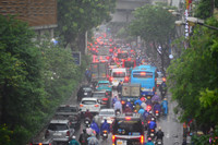 Mưa xối xả giờ cao điểm sáng, đường phố Hà Nội tắc nghẽn