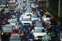 Mưa xối xả giờ cao điểm sáng, đường phố Hà Nội tắc nghẽn