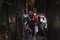 Xem kiểm nghiệm từ chiếc ốc vít để sửa tổng thể cầu Chương Dương 36 năm tuổi