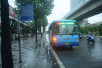 Hình ảnh xe buýt Hà Nội lăn bánh sau nhiều tháng “đắp chiếu”