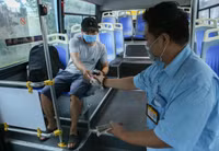 Hình ảnh xe buýt Hà Nội lăn bánh sau nhiều tháng “đắp chiếu”