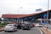 Dòng người ùn ùn đổ về sân bay quốc tế Nội Bài rời Thủ đô nghỉ lễ Quốc khánh