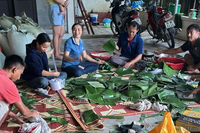 Ấm lòng từ những chiếc bánh nghĩa tình được gửi tới bà con vùng lũ