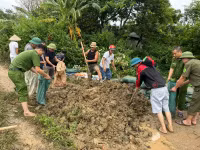 Hình ảnh những chiến sĩ Công an Thủ đô nỗ lực giúp dân chạy lũ