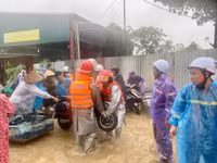 Hình ảnh những chiến sĩ Công an Thủ đô nỗ lực giúp dân chạy lũ