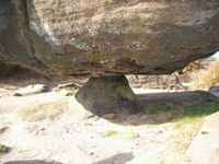 Khối đá 200 tấn giữ thăng bằng suốt 18.000 năm trong vườn địa đàng