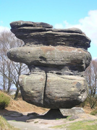 Khối đá 200 tấn giữ thăng bằng suốt 18.000 năm trong vườn địa đàng