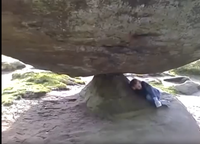 Khối đá 200 tấn giữ thăng bằng suốt 18.000 năm trong vườn địa đàng