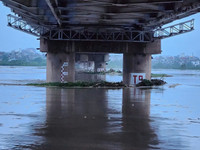 Ảnh: Nước lũ sông Hồng ở Long Biên vượt báo động 2, nước ngập tới mái nhà dân vùng bãi