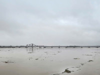 Ảnh: Nước lũ sông Hồng ở Long Biên vượt báo động 2, nước ngập tới mái nhà dân vùng bãi