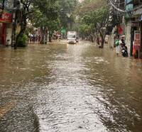 Ảnh: Nước lũ sông Hồng ở Long Biên vượt báo động 2, nước ngập tới mái nhà dân vùng bãi