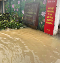 Ảnh: Nước lũ sông Hồng ở Long Biên vượt báo động 2, nước ngập tới mái nhà dân vùng bãi