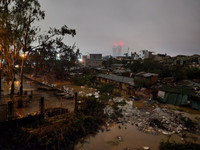 Ảnh: Nước lũ sông Hồng ở Long Biên vượt báo động 2, nước ngập tới mái nhà dân vùng bãi