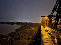 Ảnh: Nước lũ sông Hồng ở Long Biên vượt báo động 2, nước ngập tới mái nhà dân vùng bãi