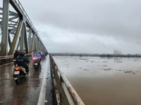 Ảnh: Nước lũ sông Hồng ở Long Biên vượt báo động 2, nước ngập tới mái nhà dân vùng bãi