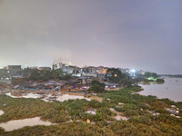 Ảnh: Nước lũ sông Hồng ở Long Biên vượt báo động 2, nước ngập tới mái nhà dân vùng bãi