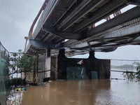 Ảnh: Nước lũ sông Hồng ở Long Biên vượt báo động 2, nước ngập tới mái nhà dân vùng bãi