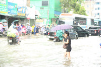 Hà Nội: Giao thông khó khăn, người dân bì bõm lội nước trên phố đến công sở