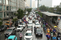 Hà Nội: Giao thông khó khăn, người dân bì bõm lội nước trên phố đến công sở