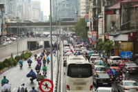 Hà Nội: Giao thông khó khăn, người dân bì bõm lội nước trên phố đến công sở