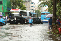 Hà Nội: Giao thông khó khăn, người dân bì bõm lội nước trên phố đến công sở