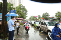 Hà Nội: Giao thông khó khăn, người dân bì bõm lội nước trên phố đến công sở