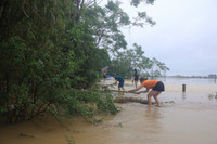 Vùng rốn lũ Chương Mỹ chìm trong biển nước, giao thông chia cắt