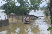 Vùng rốn lũ Chương Mỹ chìm trong biển nước, giao thông chia cắt