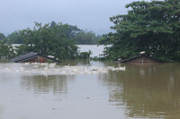 Vùng rốn lũ Chương Mỹ chìm trong biển nước, giao thông chia cắt