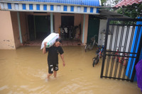 Vùng rốn lũ Chương Mỹ chìm trong biển nước, giao thông chia cắt