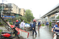 Dọn dẹp cây xanh gãy đổ la liệt sau bão số 3, thông đường sớm nhất