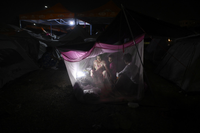 Mất nhà, mất người thân, người dân Myanmar đang xoay sở từng ngày sau trận động đất