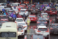 Người dân chật vật đi làm trong giá rét sáng đầu tuần