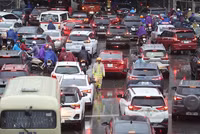 Người dân chật vật đi làm trong giá rét sáng đầu tuần