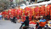 Phố Hàng Mã lung linh đón Tết Nguyên đán 2024