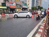 Mưa xối xả giờ tan tầm, đường mênh mông nước, người dân Long Biên tắc không lối thoát