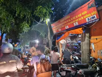 Mưa xối xả giờ tan tầm, đường mênh mông nước, người dân Long Biên tắc không lối thoát