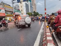 Mưa xối xả giờ tan tầm, đường mênh mông nước, người dân Long Biên tắc không lối thoát