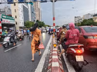 Mưa xối xả giờ tan tầm, đường mênh mông nước, người dân Long Biên tắc không lối thoát