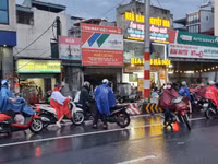 Mưa xối xả giờ tan tầm, đường mênh mông nước, người dân Long Biên tắc không lối thoát