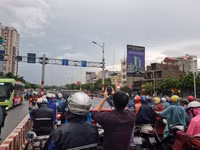 Mưa xối xả giờ tan tầm, đường mênh mông nước, người dân Long Biên tắc không lối thoát