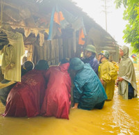 Lũ nhấn chìm làng xóm, lực lượng chức năng nỗ lực giúp dân giảm bớt khó khăn